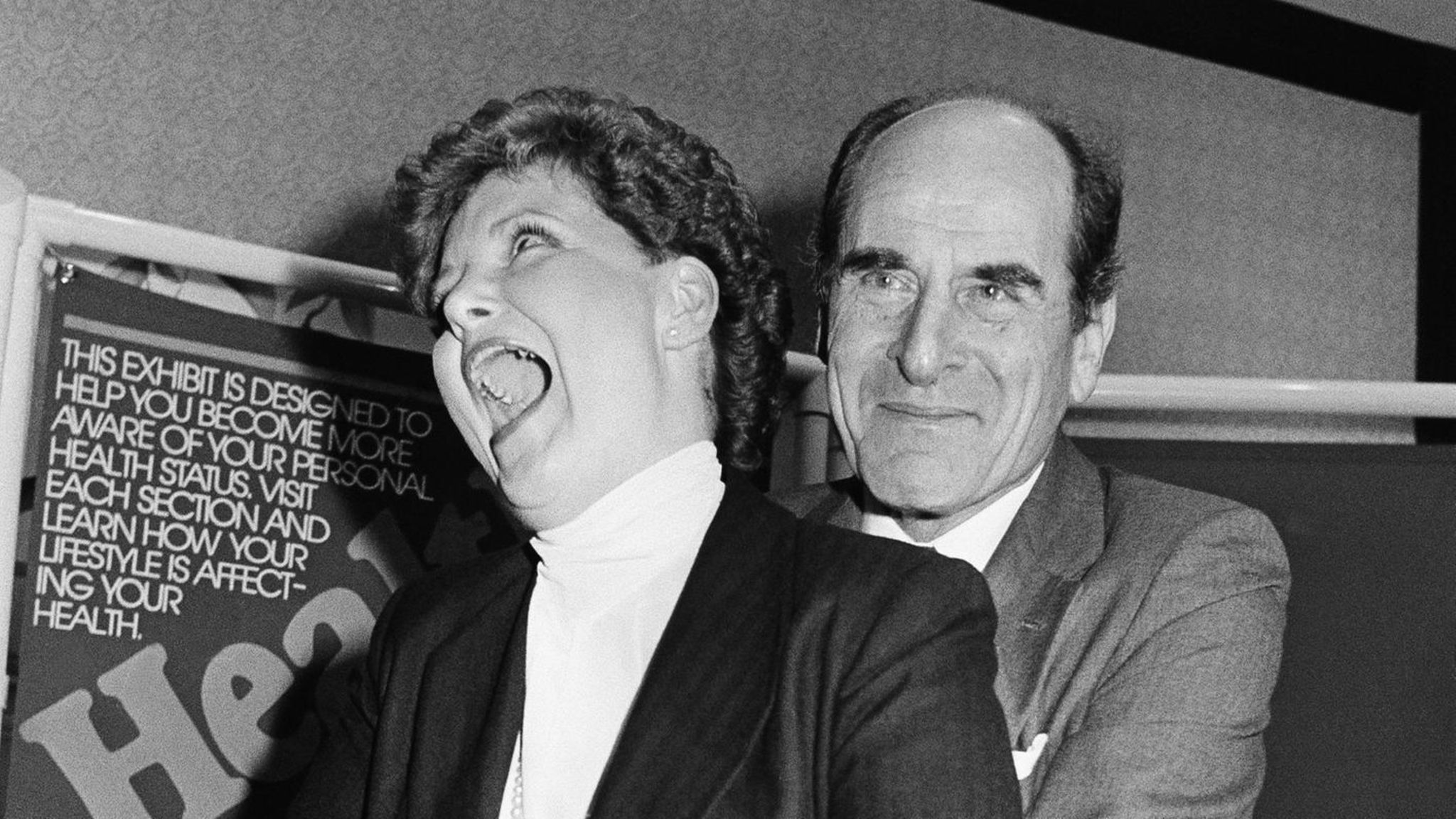 Mann umgreift von hinten den Bauch einer Frau