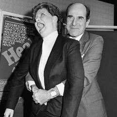 Mann umgreift von hinten den Bauch einer Frau