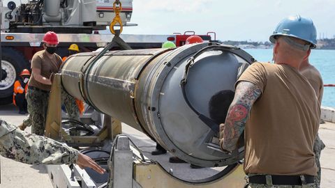 US-Marinesoldaten entladen einen Marschflugkörper vom Typ Tomahawk (Bild Mölling Podcast)