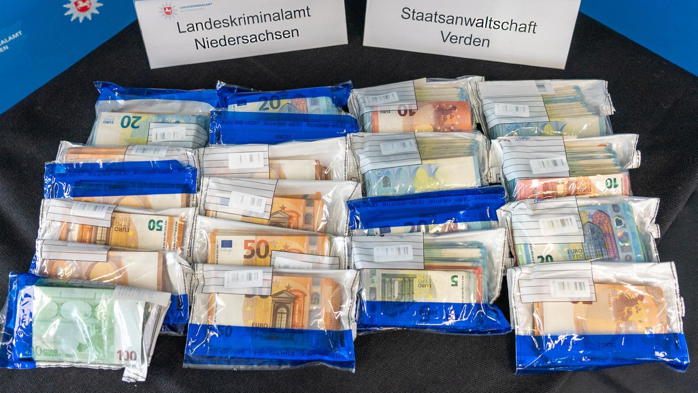 Bündelweise Bargeld fanden die Ermittler ebenfalls. Es dürfte sich um mehrere Tausend Euro handeln