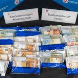 Bündelweise Bargeld fanden die Ermittler ebenfalls. Es dürfte sich um mehrere Tausend Euro handeln