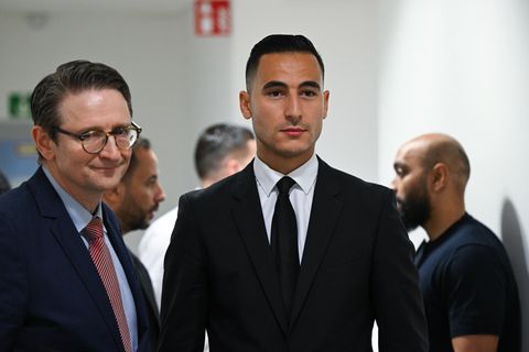 Fußballprofi Anwar El Ghazi (r.) und sein Anwalt Alexander Bergweiler (l.)