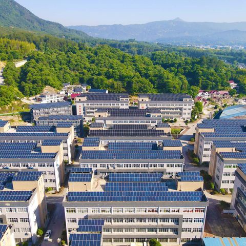 Peking baut eneuerbare Energien aus. Ob Fabrikanlagen, Wohngebiete oder ländliche Hütten - auf jedes Dach soll Solar