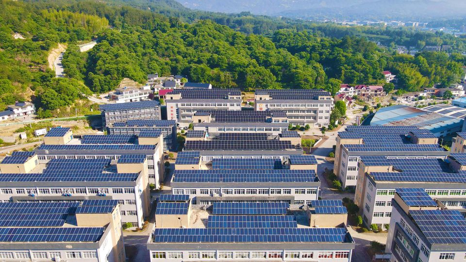 Peking baut eneuerbare Energien aus. Ob Fabrikanlagen, Wohngebiete oder ländliche Hütten - auf jedes Dach soll Solar
