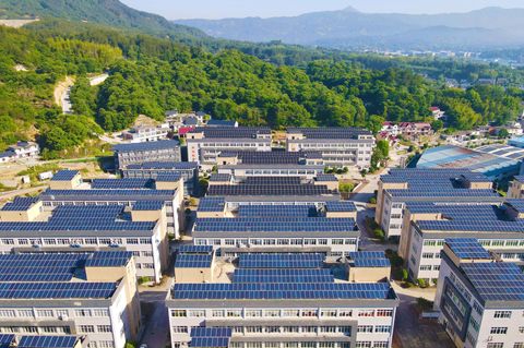 Peking baut eneuerbare Energien aus. Ob Fabrikanlagen, Wohngebiete oder ländliche Hütten - auf jedes Dach soll Solar