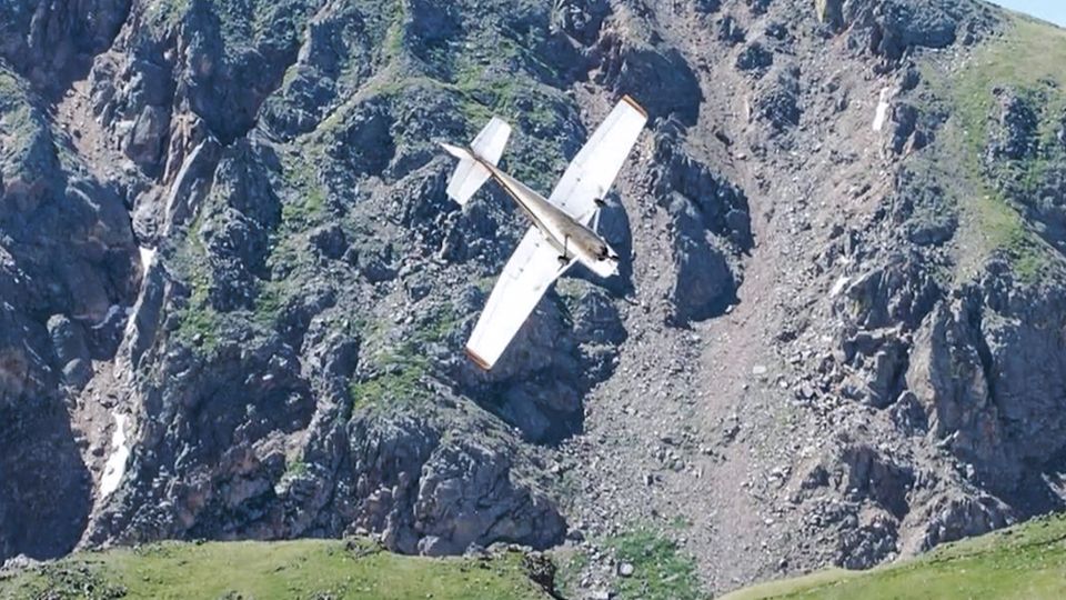 Beinahe-Absturz: Crash um Haaresbreite verhindert – Pilot zieht Flugzeug in letzter Sekunde hoch Beinahe-Absturz: Crash um Haaresbreite verhindert – Pilot zieht Flugzeug in letzter Sekunde hoch