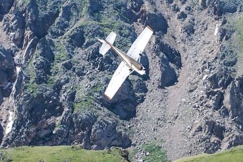 Beinahe-Absturz: Crash um Haaresbreite verhindert – Pilot zieht Flugzeug in letzter Sekunde hoch