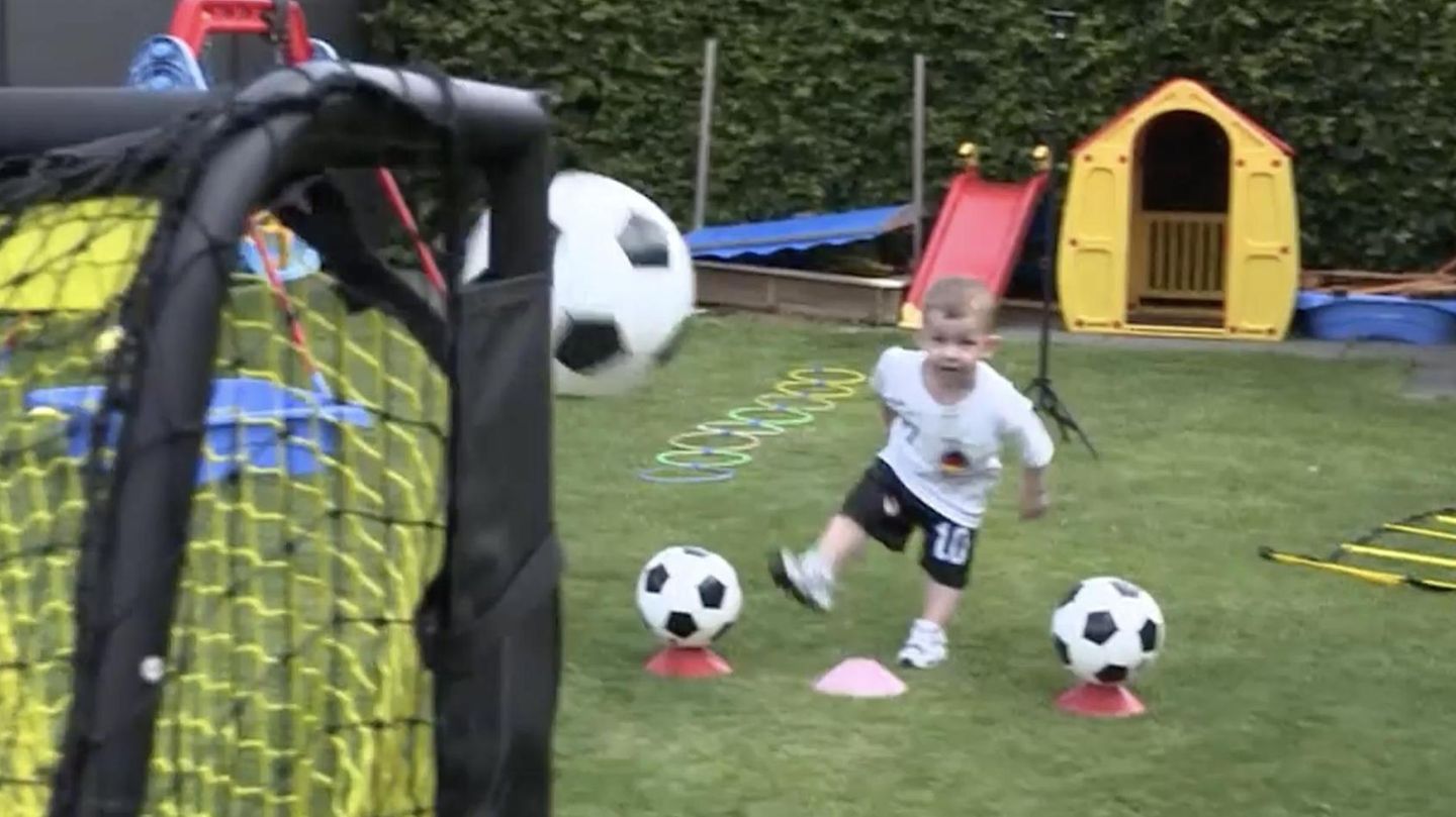 Junges Talent: Kleiner Kicker: Wird dieser Zweijährige der nächste Fußball-Star?