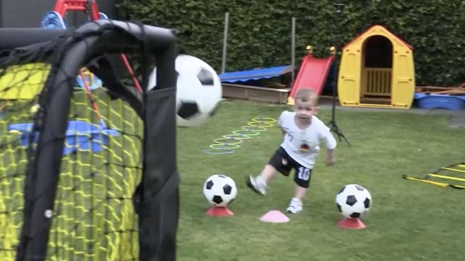 Kleiner Kicker: Wird dieser 2-Jährige der nächste Fußball-Star? Kleiner Kicker: Wird dieser 2-Jährige der nächste Fußball-Star?