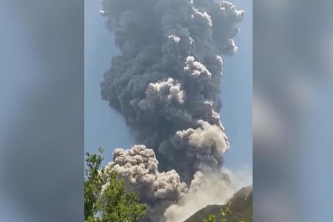 Vulkan Stromboli stößt erneut riesige Aschewolke aus