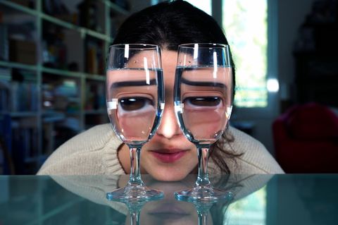 Alkohol und Jugendschutz: Ein Teenie blickt durch zwei Sektgläser