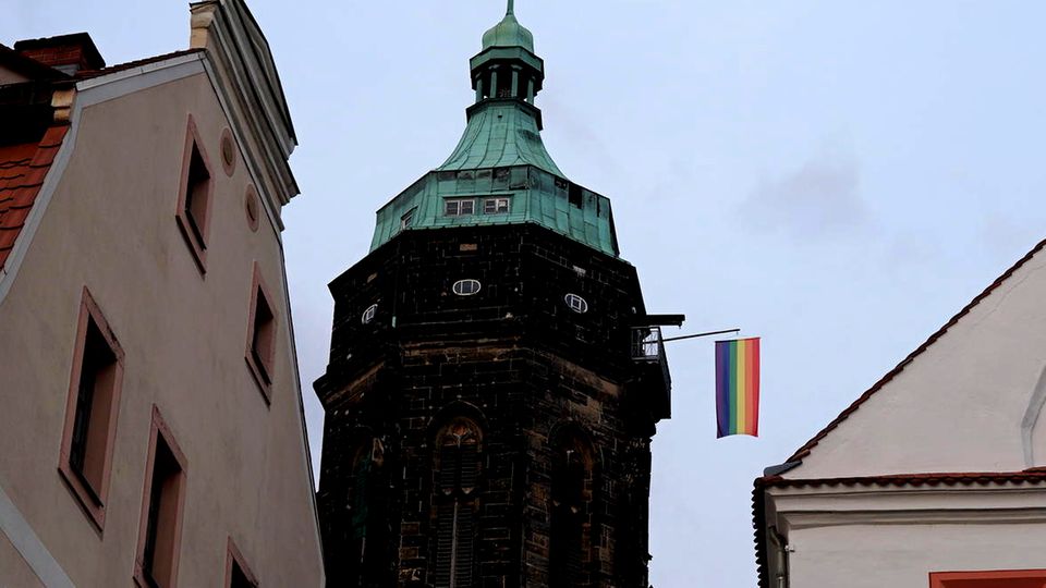 Fahne an der Pirnaer Marienkirche