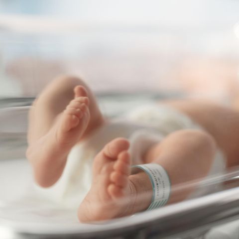 Bebilderung zum Thema Fruchtwasserembolie: Ein Neugeborenes liegt in einem Krankenhaus-Bettchen