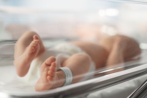 Bebilderung zum Thema Fruchtwasserembolie: Ein Neugeborenes liegt in einem Krankenhaus-Bettchen