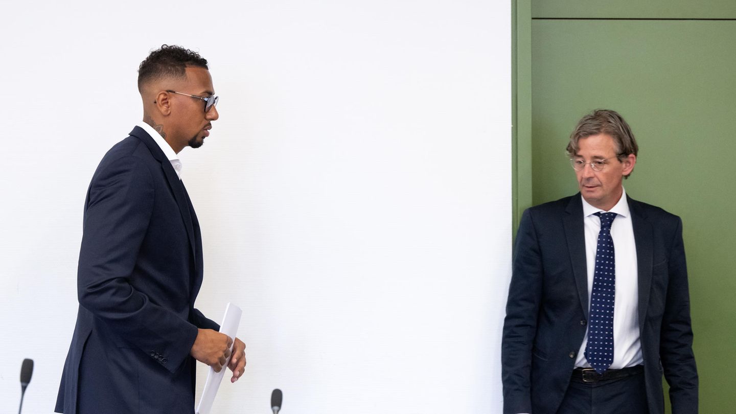 Jérôme Boateng mit seinem Anwalt Leonard Walischewski im Gerichtssaal. Der Fußballstar muss sich vor dem Landgericht München I wegen Körperverletzung verantworten, er soll die Mutter seiner Kinder angegriffen haben.
