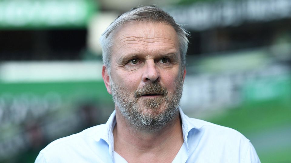 TV-Experte Dietmar Hamann steht im Bremer Weserstadion