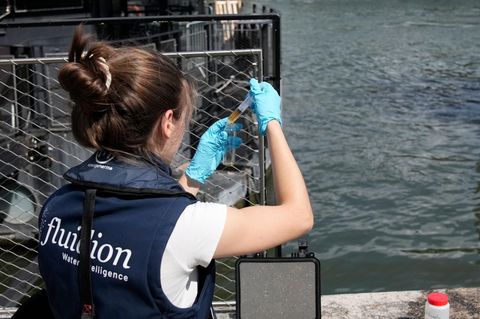 Eine Forschungspraktikantin in der Mikrobiologie testet die Wasserqualität der Seine in Paris