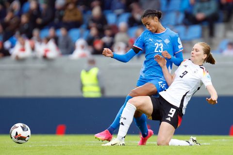Sjoeke Nüsken gegen Island-Star Sveindis Jonsdottir
