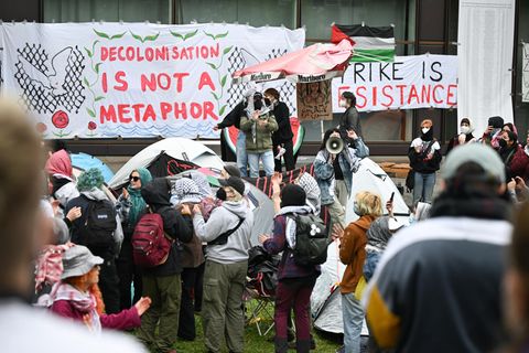 Pro-palästinensische Demonstranten besetzen im Mai den Theaterhof: Sie sehen sich als die Unterdrückten.