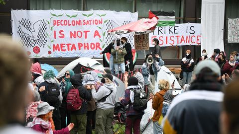 Pro-palästinensische Demonstranten besetzen im Mai den Theaterhof: Sie sehen sich als die Unterdrückten.