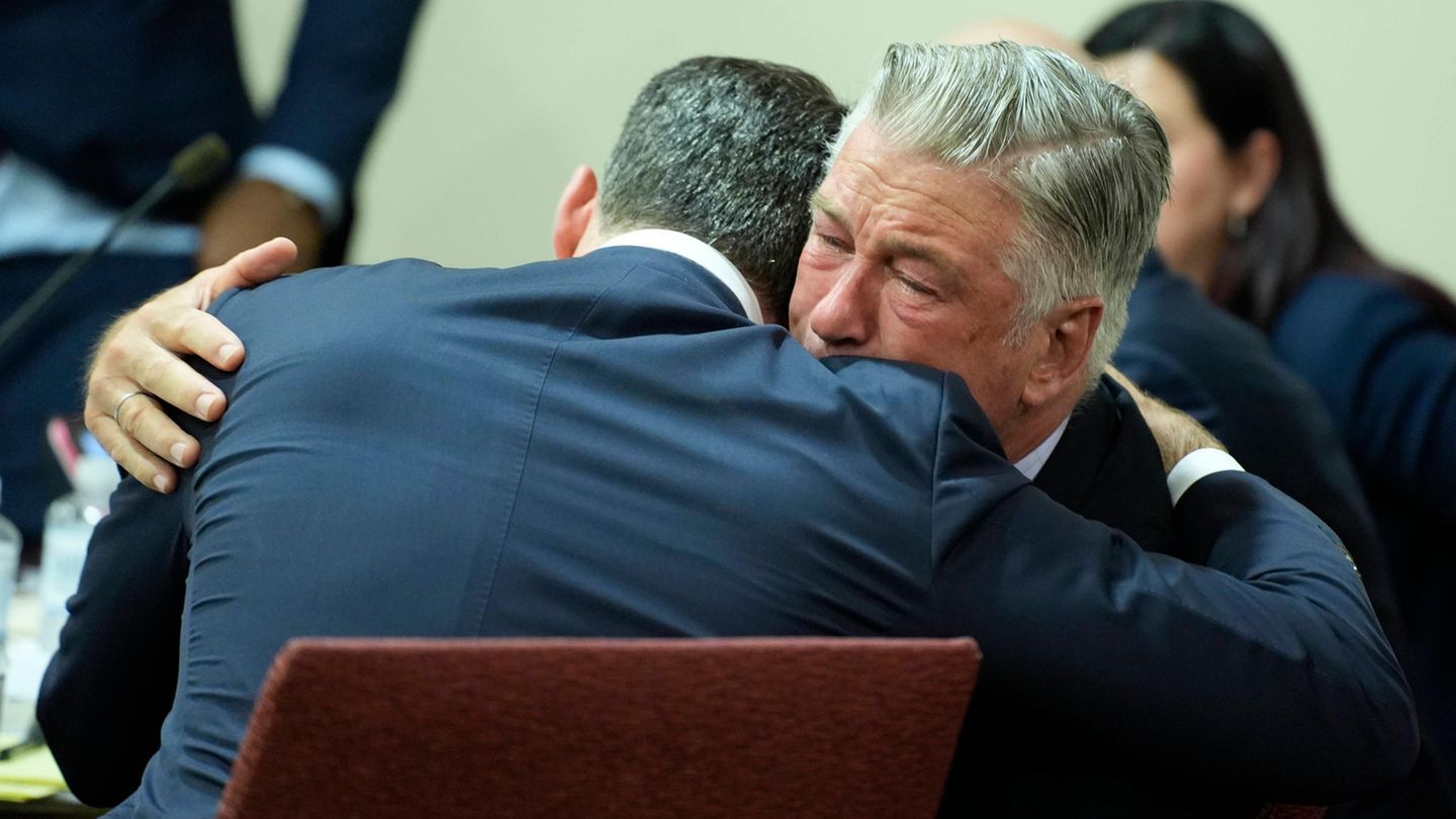 Überraschende Wende: Richter stellen Prozess gegen Alec Baldwin ein – Hollywood-Star bricht in Tränen aus