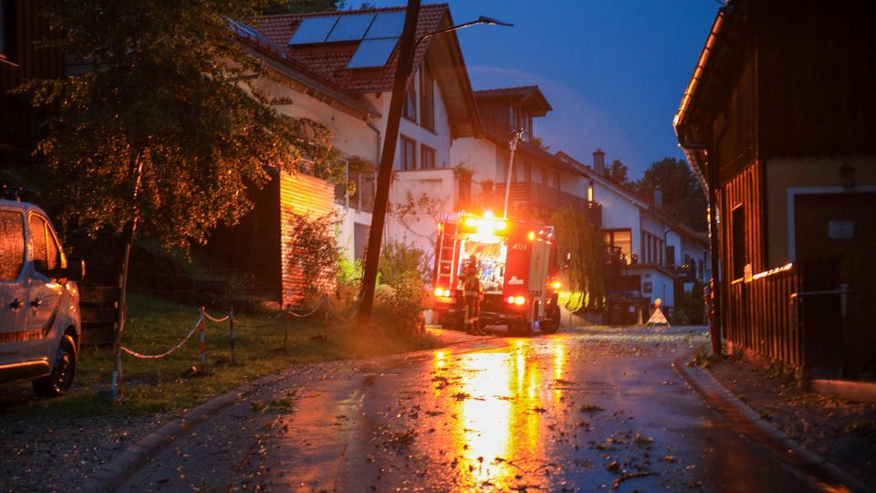Die Feuerwehr ist nach einem Gewitter im bayerischen Wolfratshausen im Einsatz