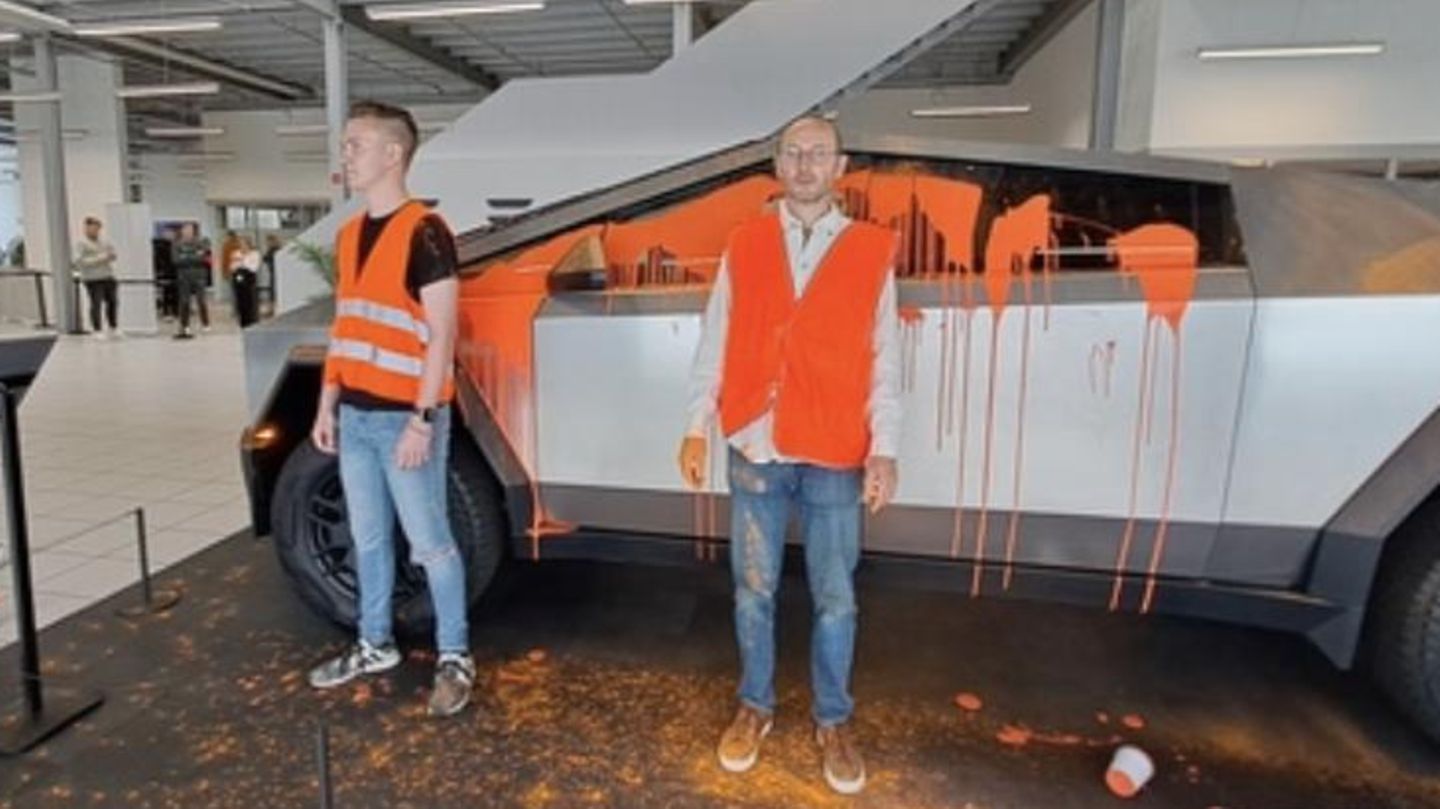 Mitstreiter der Letzten Generation vor der Cybertruck im Tesla Center in Hamburg
