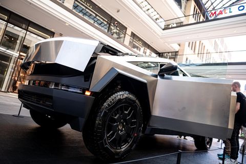 Zum Auftakt der "Cyber Oddyssee" wurde Teslas Cybertruck am 7. Juli in der Mall of Berlin ausgestellt