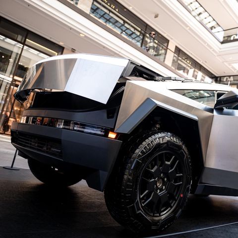 Zum Auftakt der "Cyber Oddyssee" wurde Teslas Cybertruck am 7. Juli in der Mall of Berlin ausgestellt