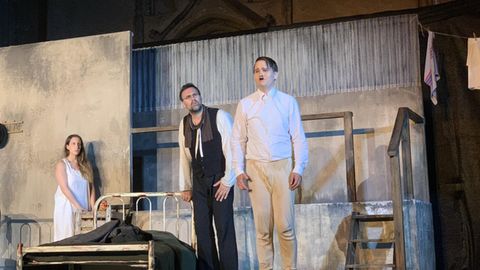 Patrick Brenner (r.) als junger Hitler in George Taboris "Mein Kampf". Guido Drell (M.) spielt seinen glücklosen Förderer Schlomo Herzl, Jennifer Kastinger (l.) dessen Geliebte Gretchen.