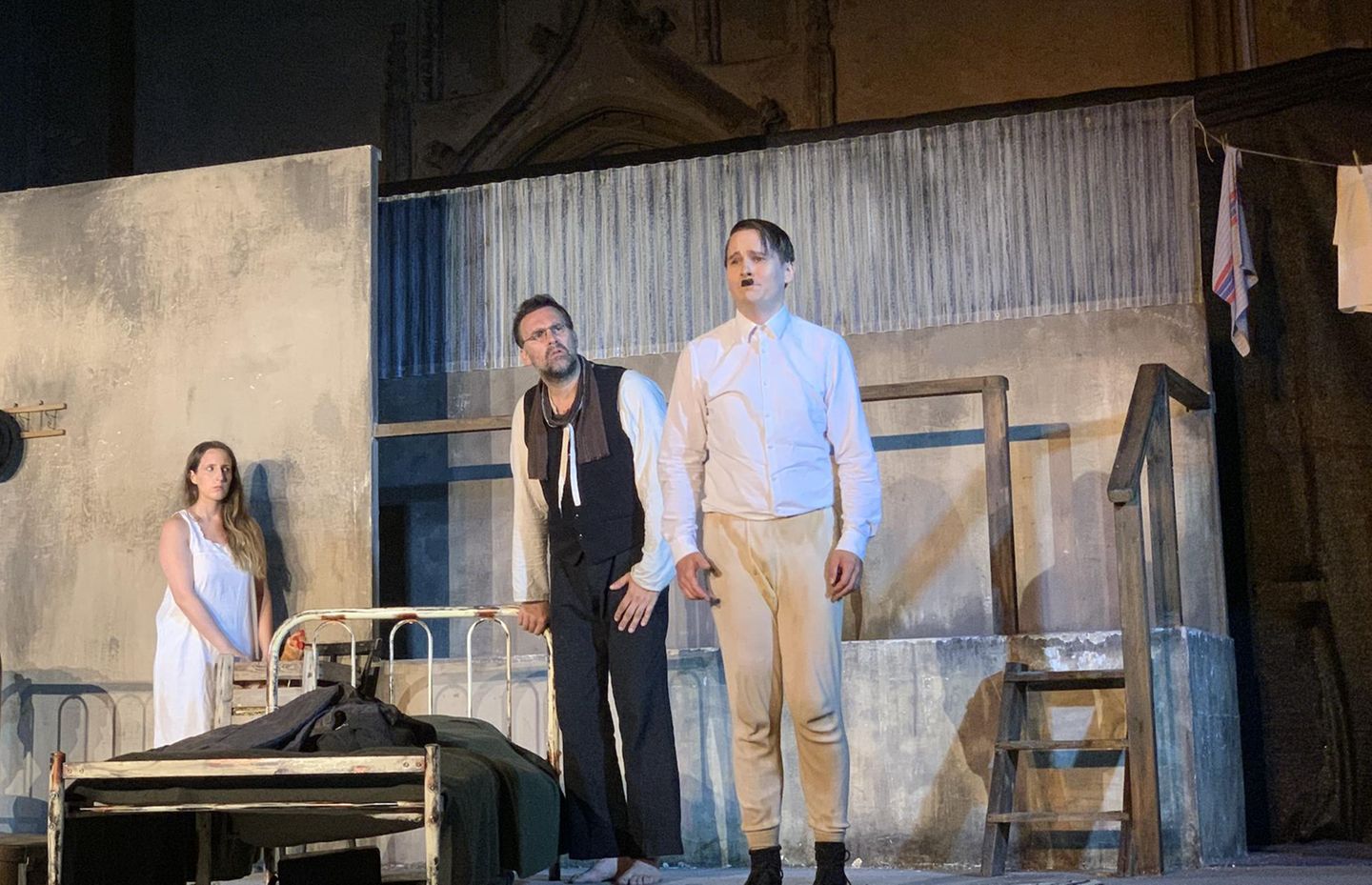 Patrick Brenner (r.) als junger Hitler in George Taboris "Mein Kampf". Guido Drell (M.) spielt seinen glücklosen Förderer Schlomo Herzl, Jennifer Kastinger (l.) dessen Geliebte Gretchen.