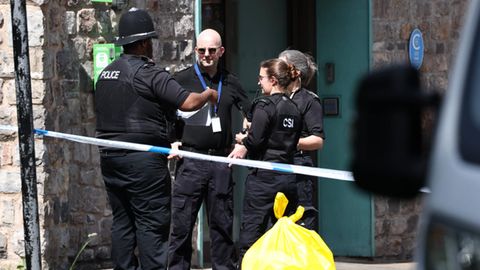 Nach dem leichenfund an der Clifton-Hängebrücke in Bristol durchsuchten Polizisten eine verdächtige Wohnung in London