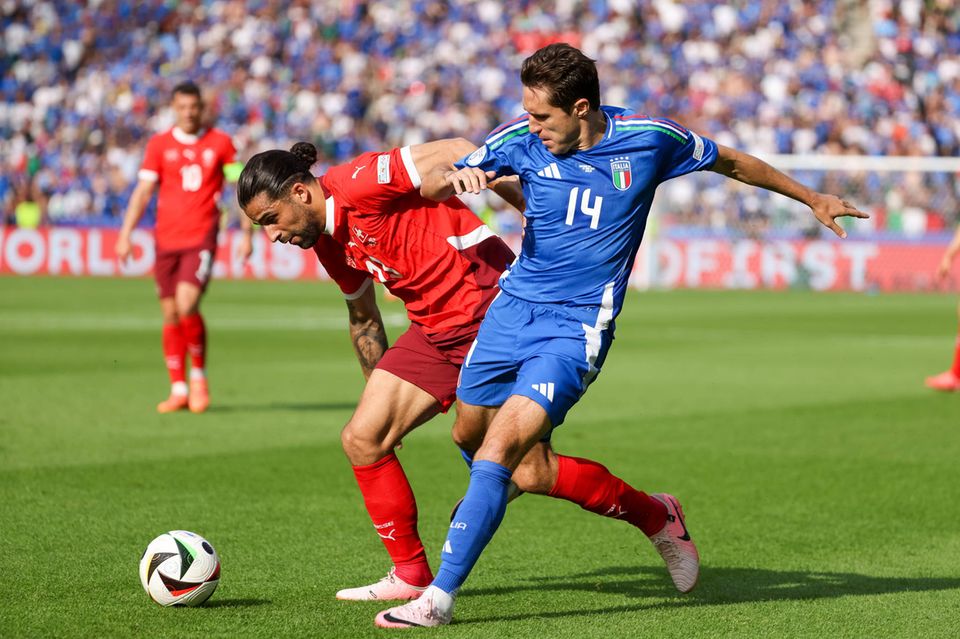 Euro 2024: The Euro 2024 saw the return of the actually frowned-upon man-marking – as the Italians (here Federico Chiesa, right) had to learn the hard way against Switzerland (Ricardo Rodriguez) The 2024 European Championship saw the return of the actually frowned-upon man-marking – as the Italians (here Federico Chiesa, right) had to learn the hard way against Switzerland (Ricardo Rodriguez)
