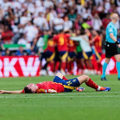 EM 2024: Spaniens Aymeric Laporte liegt erschöpft am Boden