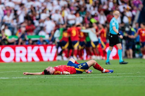 EM 2024: Spaniens Aymeric Laporte liegt erschöpft am Boden