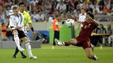 Bastian Schweinsteiger zieht ab zum 1:0 gegen Portugal im Spiel um Platz 3 bei der WM 2006 in Deutschland