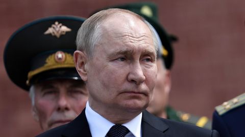 Russlands Präsident Wladimir Putin steht vor Militärs in Gardeuniformen