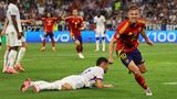 Dani Olmo jubelt nach seinem Tor gegen Frankreich im Halbfinale