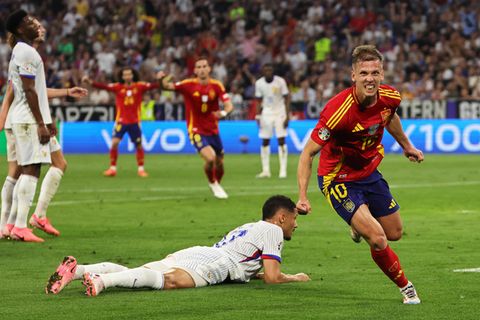 Dani Olmo jubelt nach seinem Tor gegen Frankreich im Halbfinale