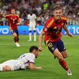 Dani Olmo jubelt nach seinem Tor gegen Frankreich im Halbfinale