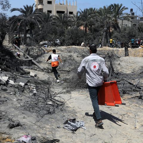 Rettungskräfte eilen zur Versorgung der Opfer nach einem Angriff im Gazastreifen