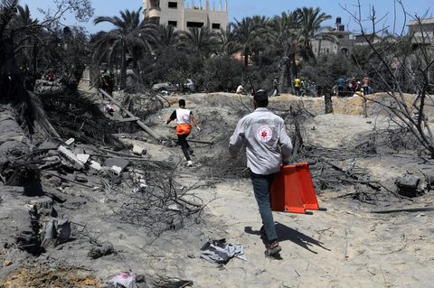 Rettungskräfte eilen zur Versorgung der Opfer nach einem Angriff im Gazastreifen