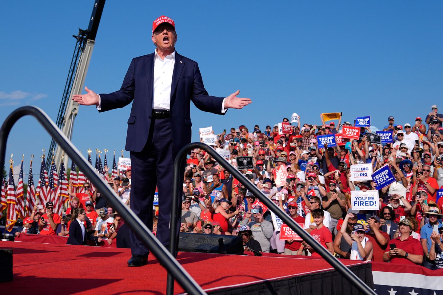Donald Trump steht in Pennsylvania auf einer Wahlkampfbühne