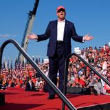 Donald Trump steht in Pennsylvania auf einer Wahlkampfbühne