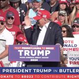 Dann sind knallende Geräusche zu hören. Trump fasst sich ans Ohr, duckt sich hinter sein Rednerpult