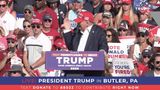 Dann sind knallende Geräusche zu hören. Trump fasst sich ans Ohr, duckt sich hinter sein Rednerpult
