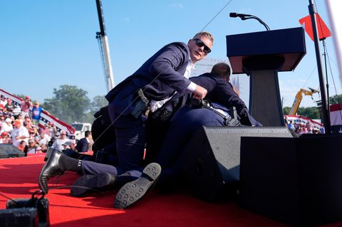 Die Agenten des Geheimdienstes Secret Service, verantwortlich für den Schutz des ehemaligen US-Präsidenten, stürmen sofort auf die Bühne. Sie reißen ihn um und werfen sich zu seinem Schutz auf ihn