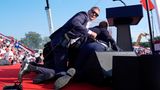 Die Agenten des Geheimdienstes Secret Service, verantwortlich für den Schutz des ehemaligen US-Präsidenten, stürmen sofort auf die Bühne. Sie reißen ihn um und werfen sich zu seinem Schutz auf ihn