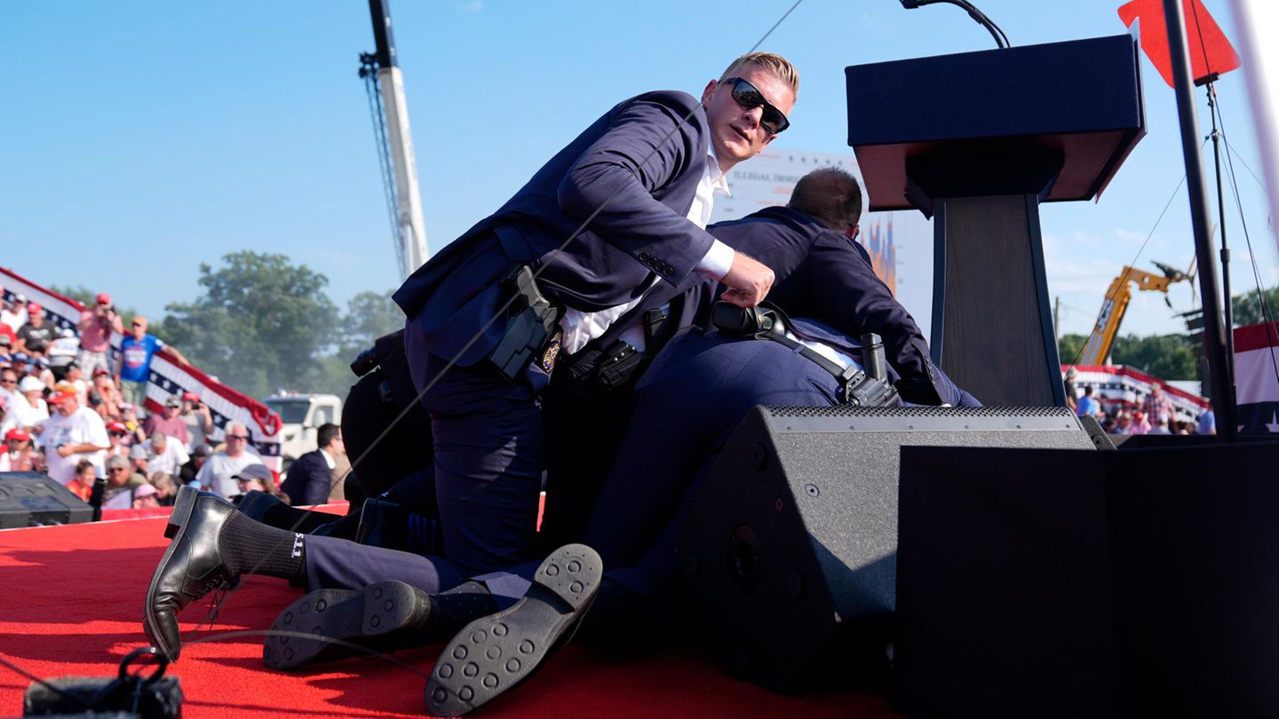 Donald Trump “doing well” after attack – pictures of a chaotic evening