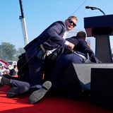 Die Agenten des Geheimdienstes Secret Service, verantwortlich für den Schutz des ehemaligen US-Präsidenten, stürmen sofort auf die Bühne. Sie reißen ihn um und werfen sich zu seinem Schutz auf ihn